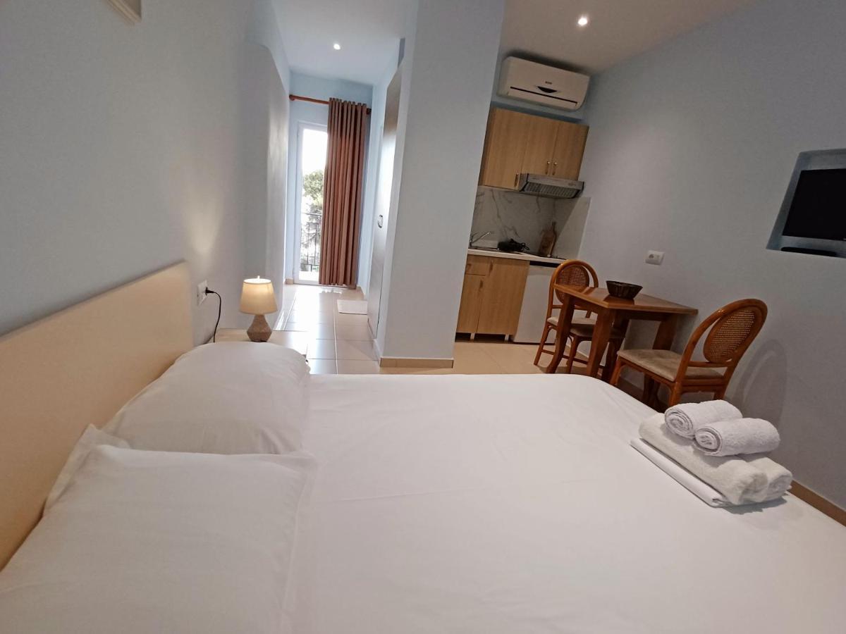 Arileo Hotel Himare Bagian luar foto