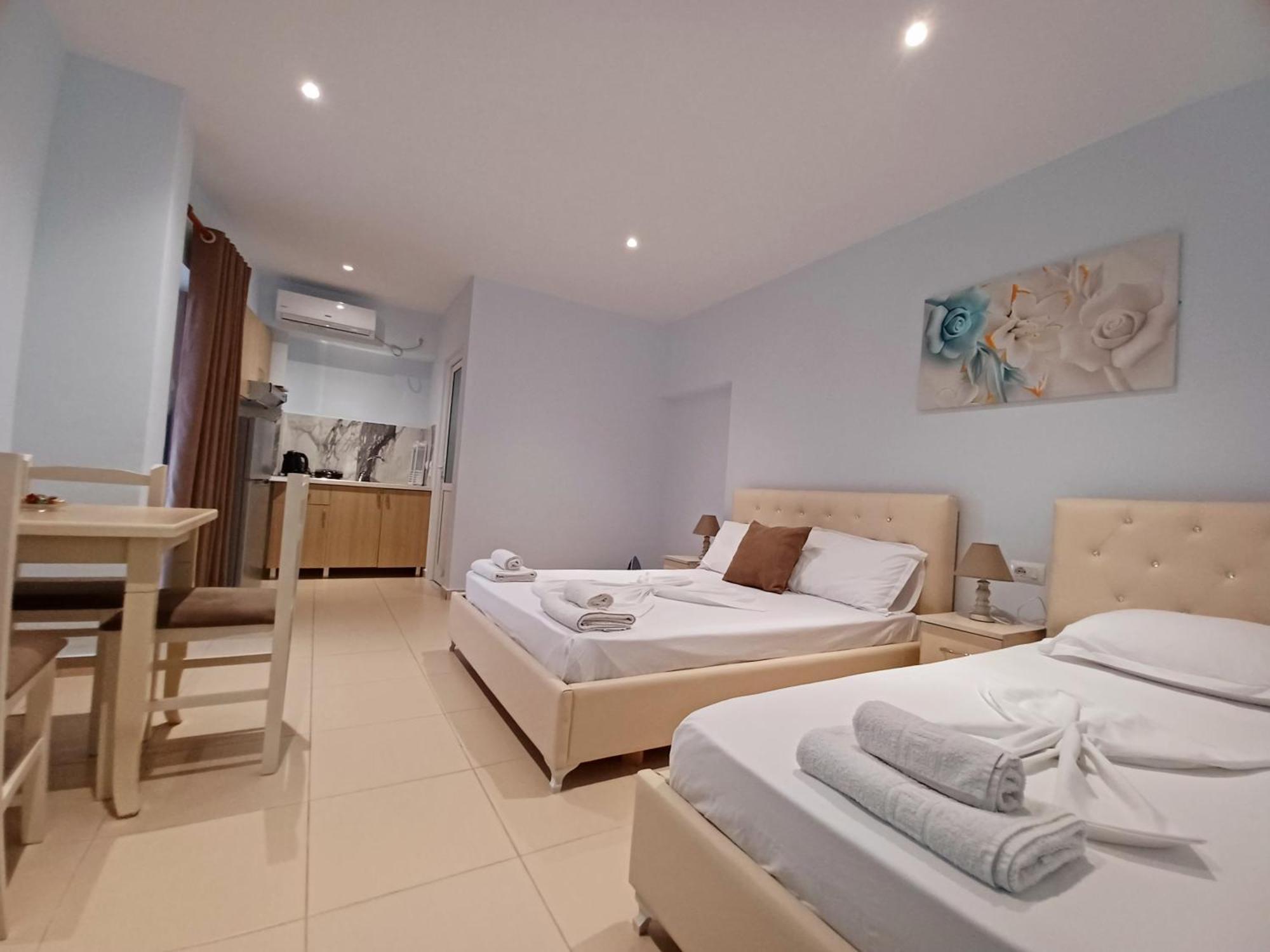 Arileo Hotel Himare Bagian luar foto