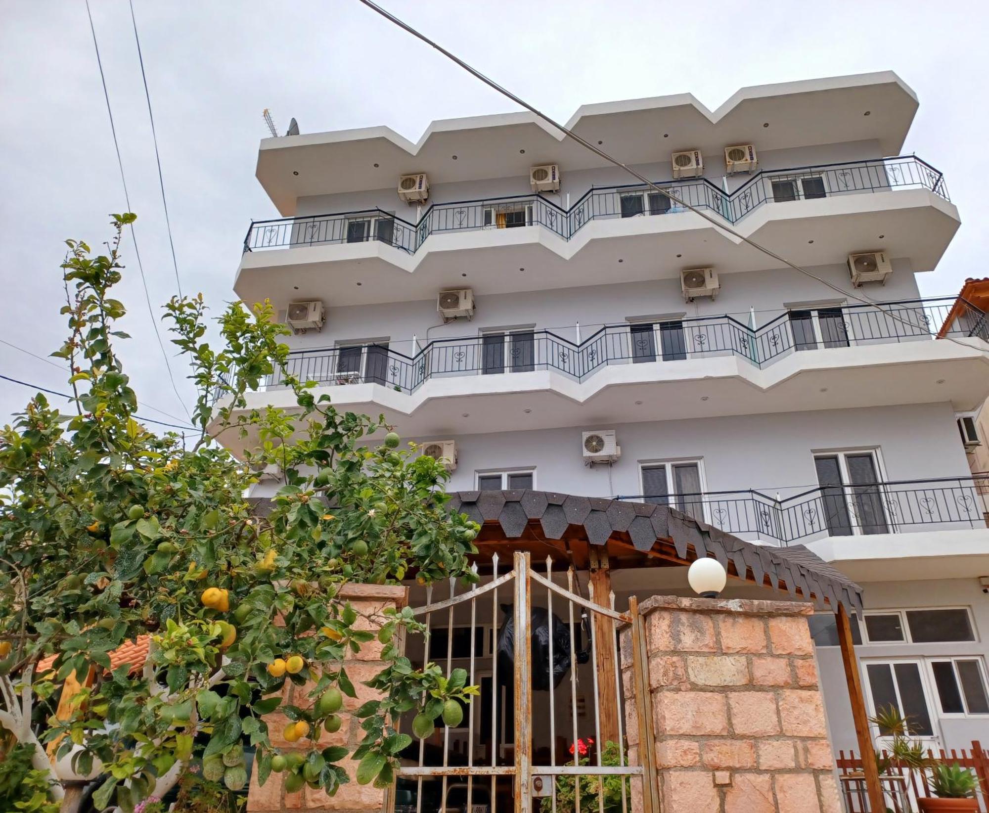 Arileo Hotel Himare Bagian luar foto