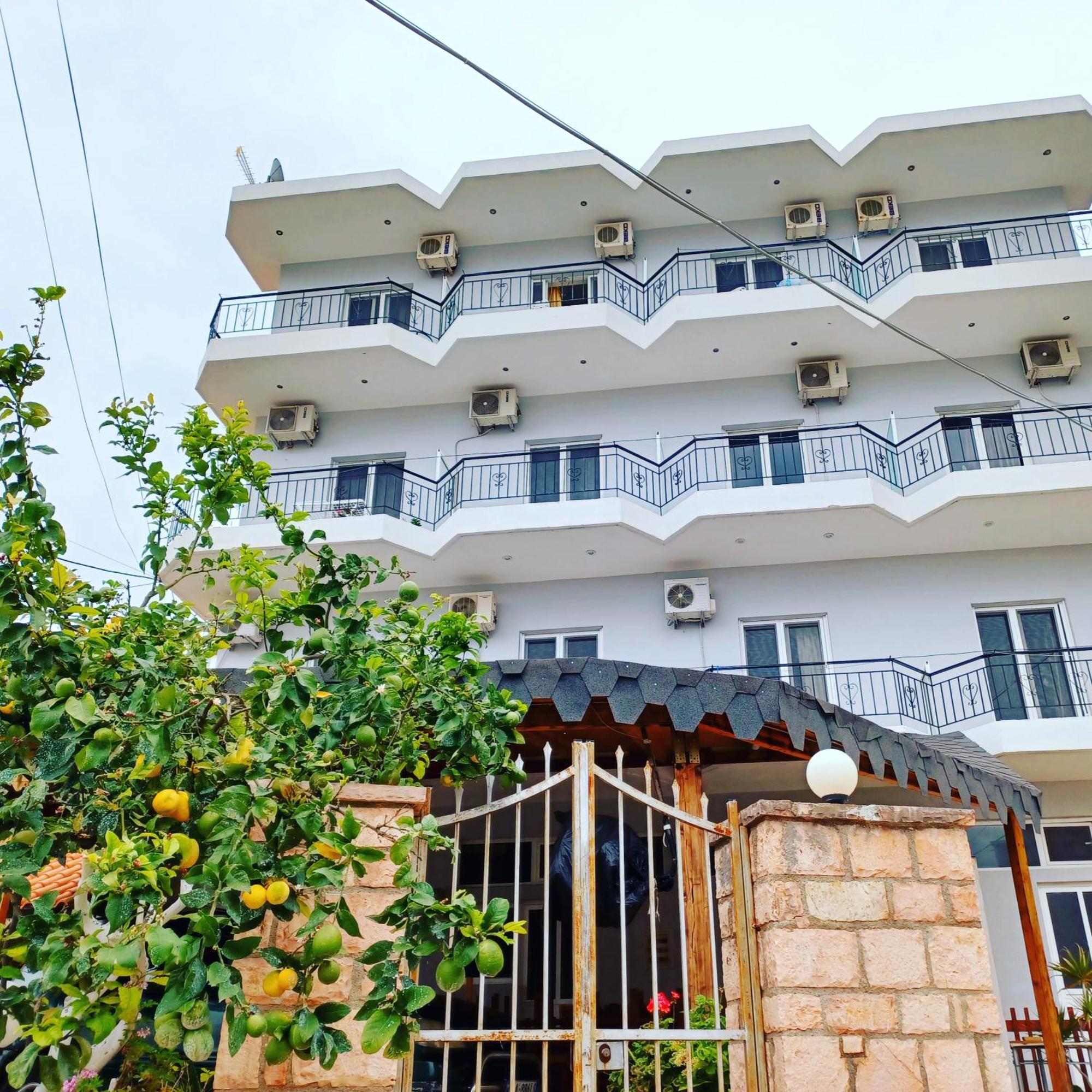 Arileo Hotel Himare Bagian luar foto