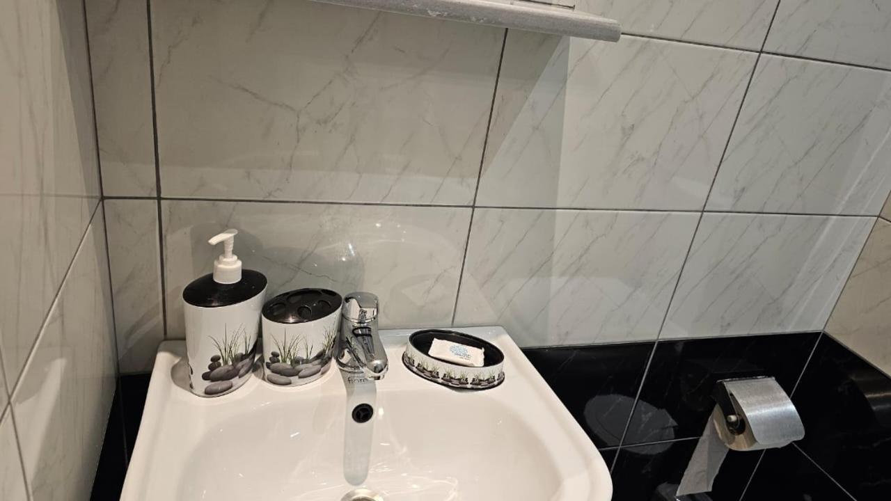 Arileo Hotel Himare Bagian luar foto