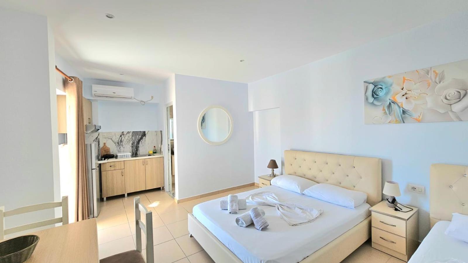 Arileo Hotel Himare Bagian luar foto