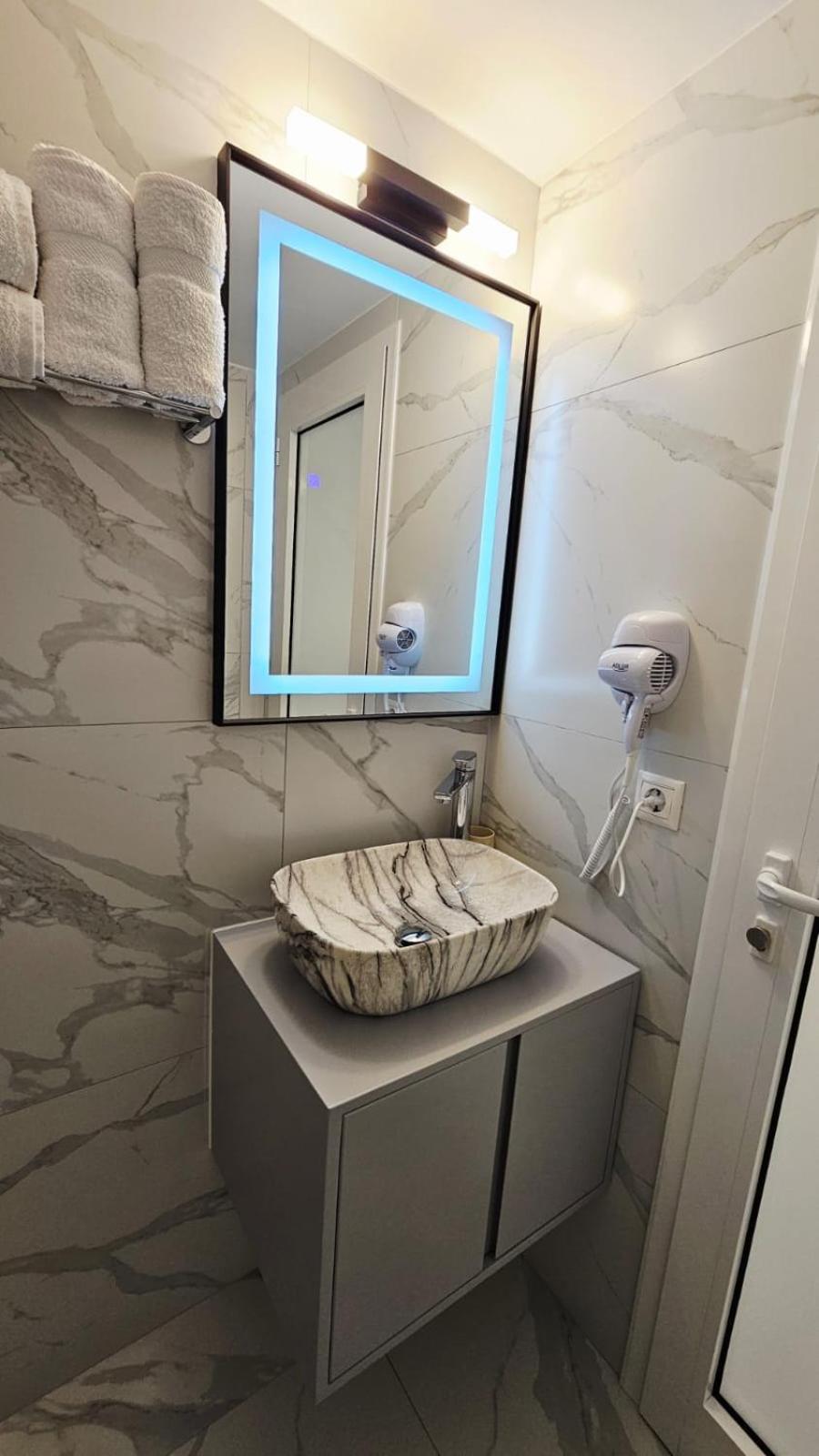 Arileo Hotel Himare Bagian luar foto