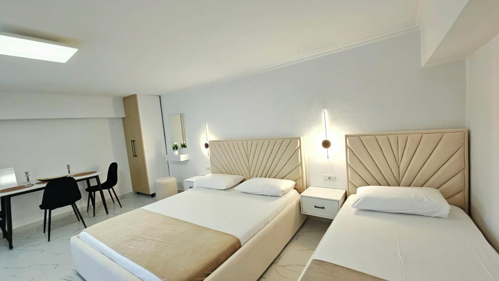 Arileo Hotel Himare Bagian luar foto