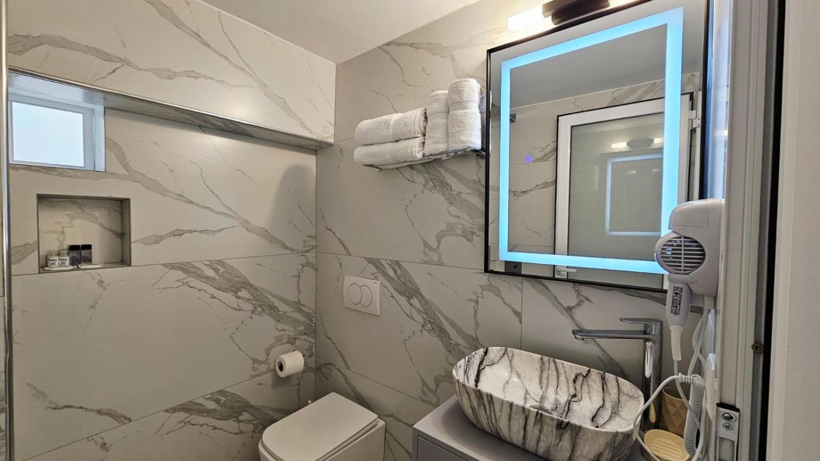 Arileo Hotel Himare Bagian luar foto