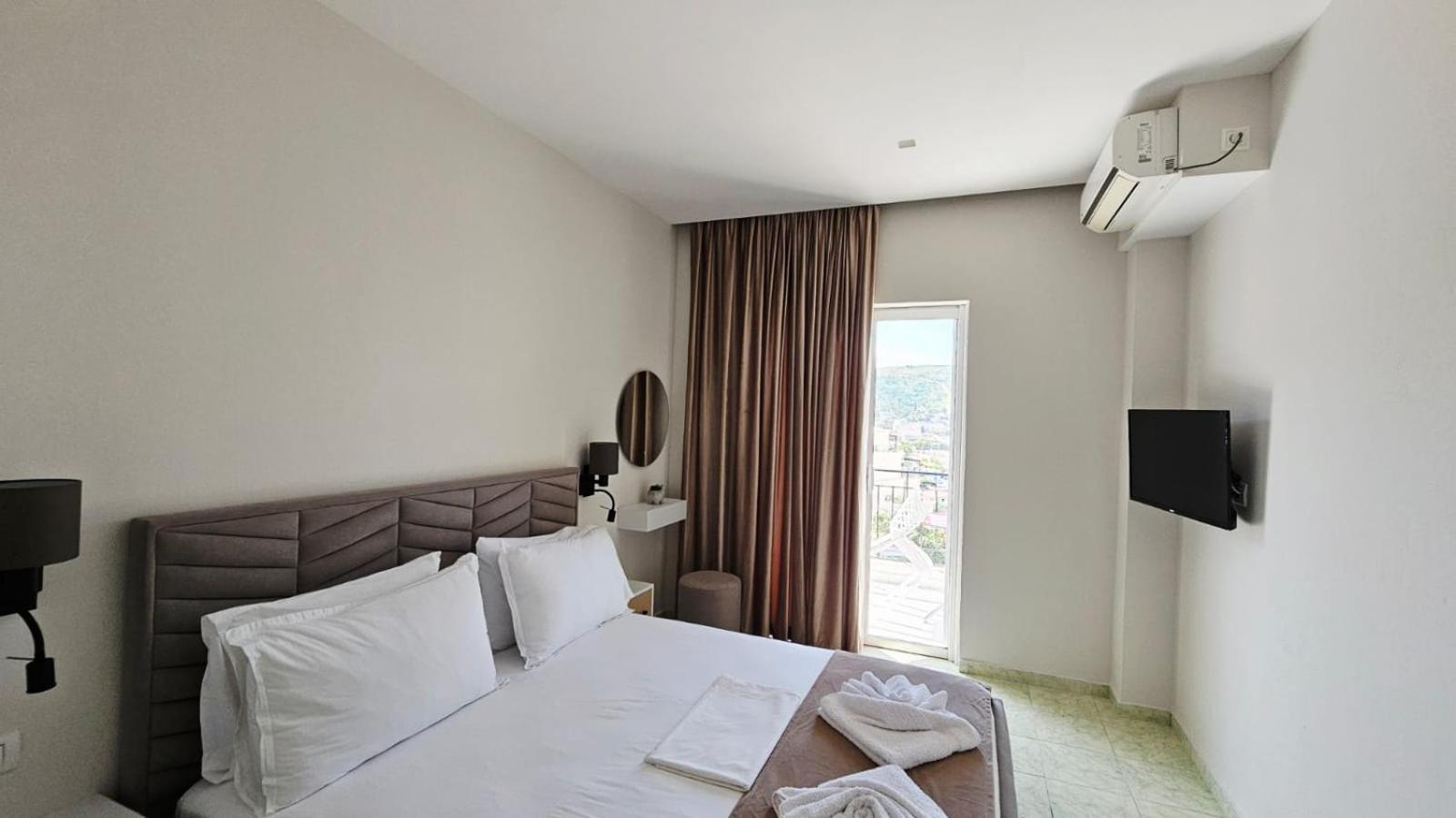 Arileo Hotel Himare Bagian luar foto