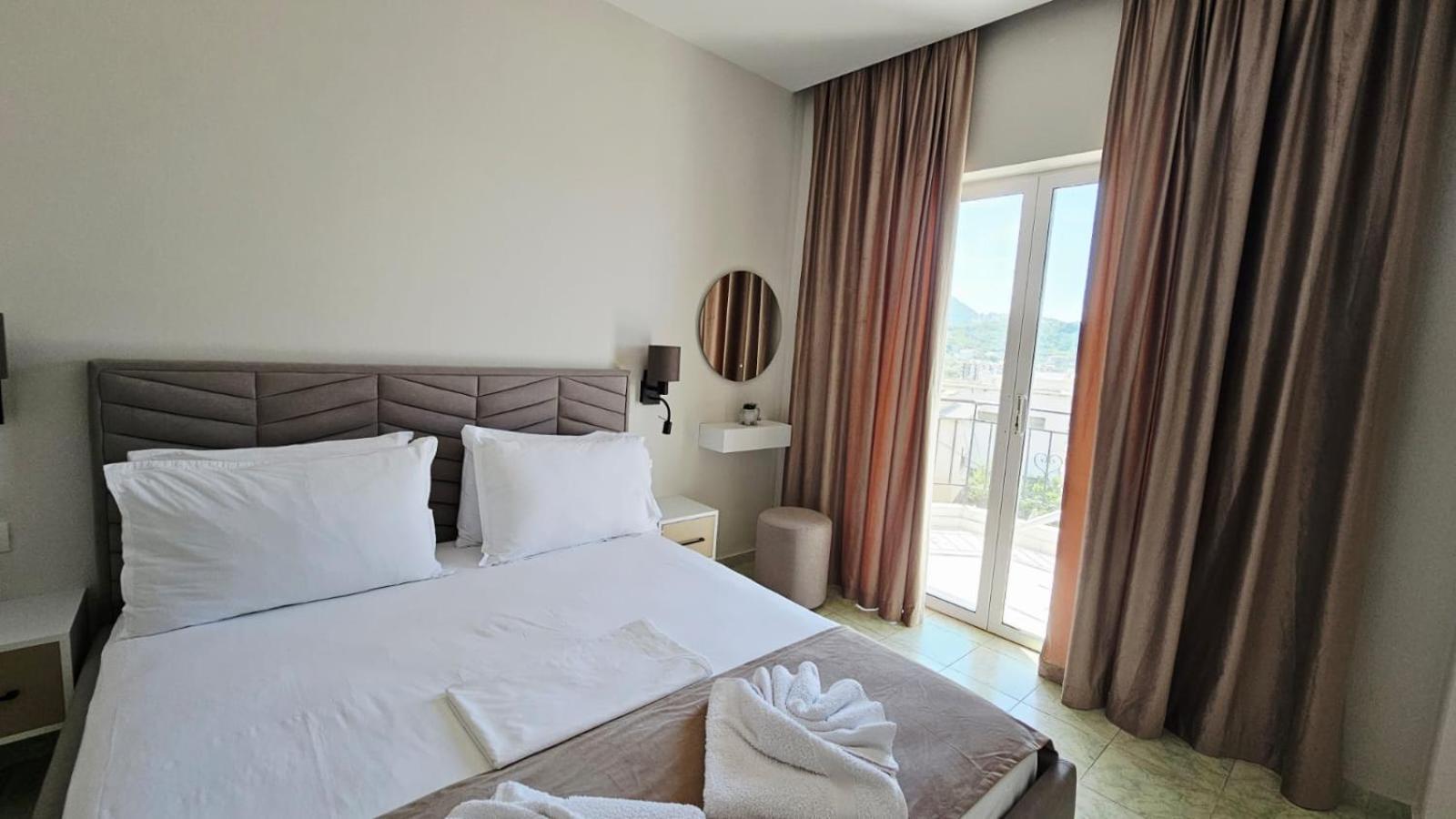 Arileo Hotel Himare Bagian luar foto