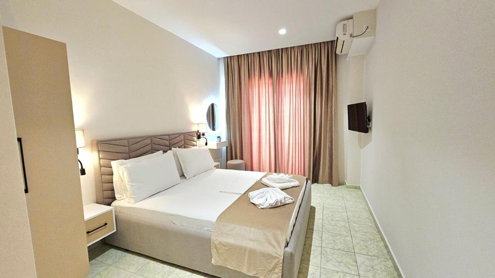 Arileo Hotel Himare Bagian luar foto