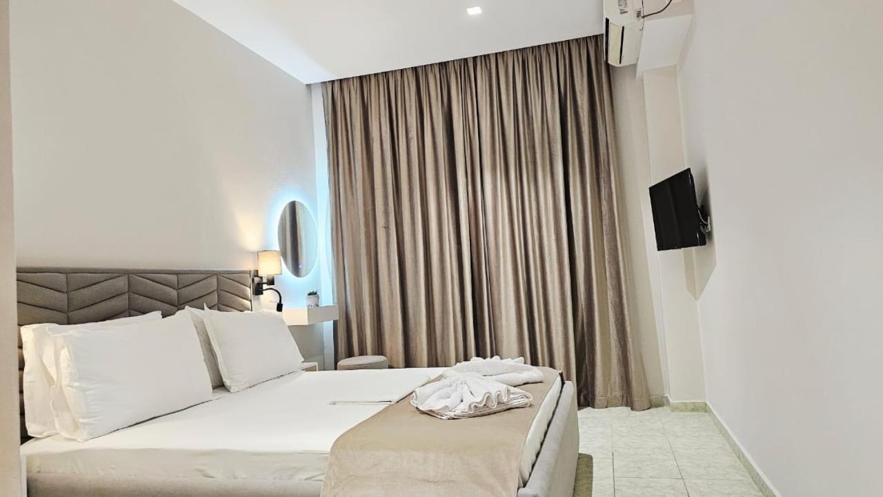 Arileo Hotel Himare Bagian luar foto