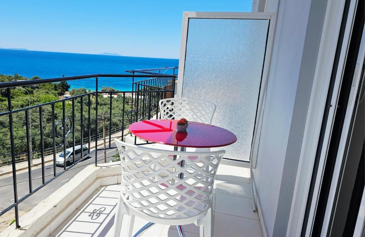 Arileo Hotel Himare Bagian luar foto